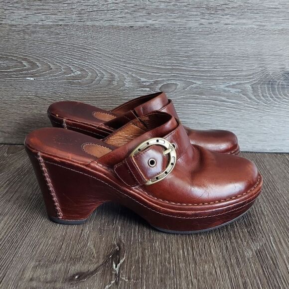 ARIAT Womens Sz 6.5 B Brown Leather Heeled Horseshoe Buckle Slip-On Clogs  - Picture 1 of 9